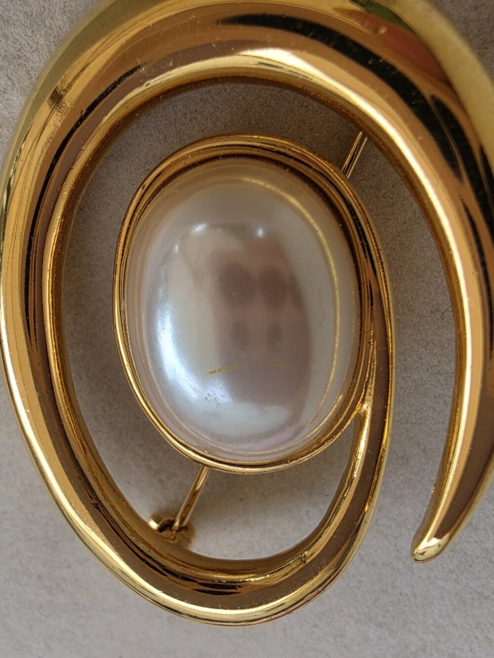 Monet: Gold-Tone Brooch with Faux Pearl Center - Picture 6 of 8